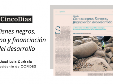 Imagen de la composición para redes sociales del artículo 'Cisnes negros, Europa y financiación del desarrollo' de José Luis Curbelo publicado en Cinco Días.