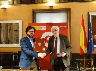 Image of the director of the Spanish Agency for International Development Cooperation, Antón Leis, and COFIDES chairman, José Luis Curbelo, after the signing of the framework agrrement.