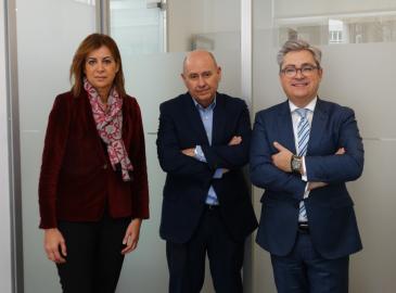 Image of the formalisation of the project, showing the Head of the Internationalisation divison of COFIDES, Ana Cebrián; the Director of Tirant lo Blanch, Salvador Vives; and the Director of the COFIDES Investments Department, Miguel Ángel Ladero. 