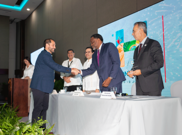 El director de Alianzas para el Desarrollo de COFIDES, José Carlos Villena, recoge el galardón de ALIDE.