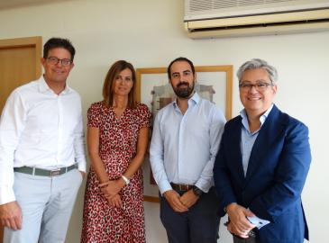 Image of the formalisation of the financing agreement. From left to right: Timo Buetefisch, founder and CEO of Cooltra; Ana Cebrián, Director of Internationalisation of COFIDES; Francesc Madurell, Chief Financial Officer of Cooltra; and Miguel Ángel Ladero, Corporate Director of the Investment Department of COFIDES.  