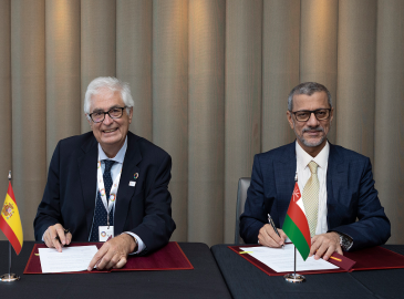 COFIDES Chairman and CEO, José Luis Curbelo, and the Chairman of the Oman Investment Authority, His Excellency Abdulsalam Al Murshid, during the signing of the agreement. 