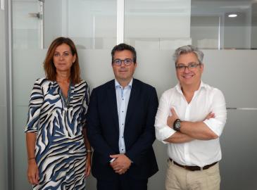 Image of the formalization of Masdeu's project: the head of COFIDES Internationalization division, Ana Cebrián; Masdeu's CEO, David Masdeu; and the corporate head of COFIDES' Investment Department, Miguel Ángel Ladero. 
