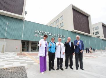 Image of the inauguration of the Bosa Hospital. The image shows the medical directors of the center, the mayor of Bogotá, Claudia López, Grupo Ortiz chairman, Juan Antonio Carpintero, and COFIDES chairman, Jose Luis Curbelo