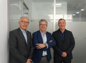 Imagen de la formalización del proyecto. De izquierda a derecha: Ángel Carrancio, director general de Deltacomgroup; Miguel Ángel Ladero, director corporativo de Inversiones de COFIDES; y Antonio Peinado, CEO de Deltacomgroup. 
