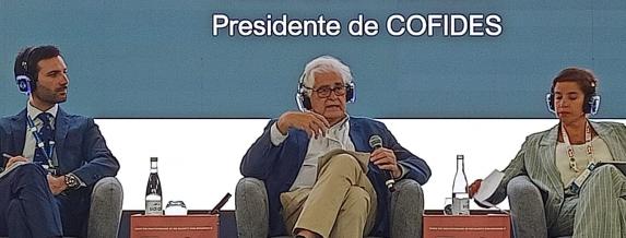 Imagen del presidente de COFIDES, José Luis Curbelo, durante su intervención en la misión