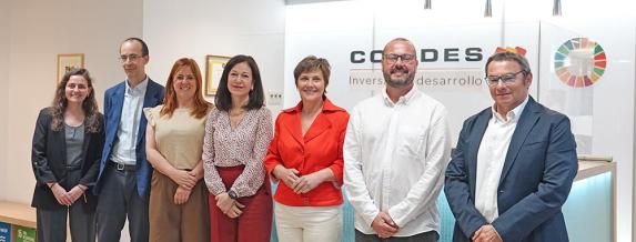 Un grupo de personas posando para la foto. 