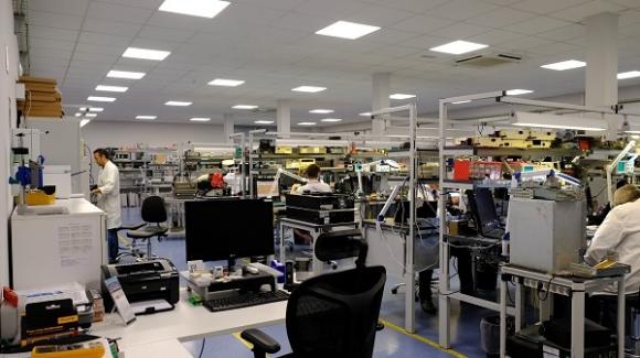 Imagen de un laboratorio de la empresa DeltaComGroup que amplió su actividad internacional en Nigeria con el impulso de COFIDES