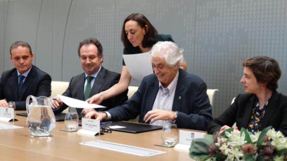 Imagen del momento en el que COFIDES (José Luis Curbelo, segundo por la derecha) y TUBACEX firman el acuerdo