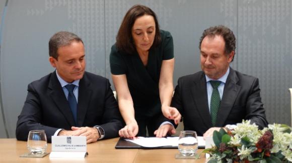 Imagen de Guillermo Ruiz-Longarte y Jesús Esmorís, Apoderado y Consejero delegado de TUBACEX, durante la firma del acuerdo