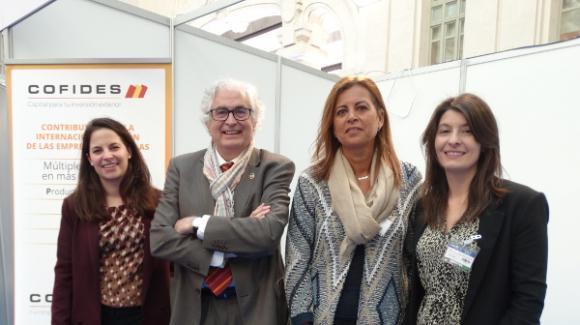 Imagen del Área Comercial y de Desarrollo de Negocio, dirigida por Ana Cebrián, junto al presidente de COFIDES, José Luis Curbelo, en el stand de la compañía en IMEX Madrid 2019