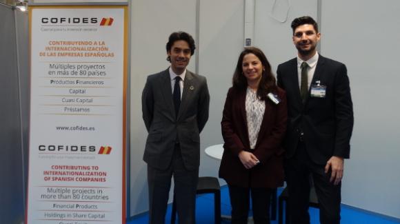 Image of the Commercial and Business Development Area, directed by Ana Cebrián, with COFIDES general manager, Rodrigo Madrazo, at the company's stand at IMEX Madrid 2019