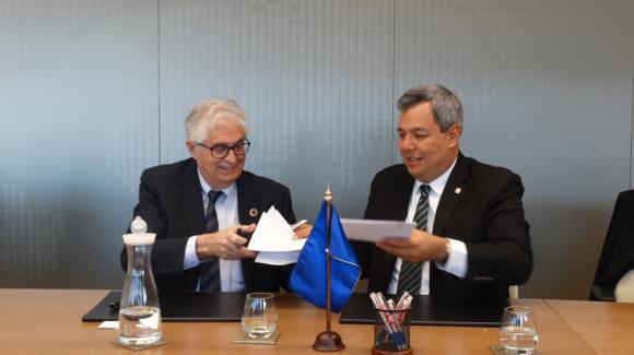 Imagen del Presidente y Consejero Delegado de COFIDES, José Luis Curbelo, y el presidente del BCIE, Dante Mossi, durante el acuerdo que han suscrito hoy