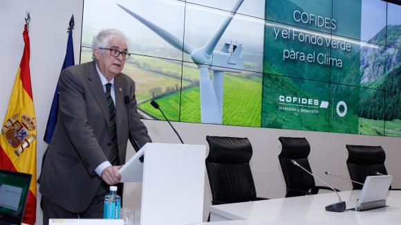 Imagen de José Luis Curbelo, presidente de COFIDES, durante la presentación de los recursos del Fondo Verde para el Clima de Naciones Unidas a empresarios e inversores que se ha celebrado hoy en COFIDES