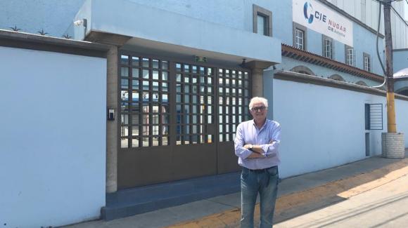 Imagen del presidente de COFIDES, José Luis Curbelo, durante su visita a las instalaciones de CIE Automotive en México 