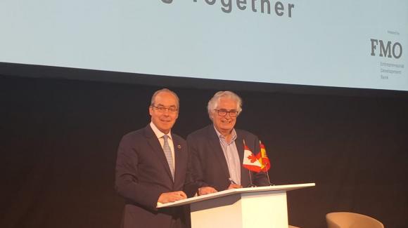 Image of FinDev Canada Executive Director, Paul Lamontagne, and COFIDES President José Luis Curbelo (right) after signing the agreement