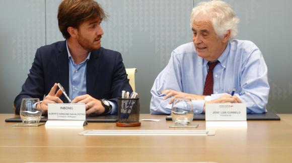 Image of Sanchez Navalpotro y Curbelo, president of COFIDES, after the signing of the agreement between the company and INBONIS