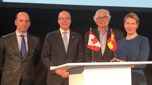 Image of the Spanish and Canadian delegations after the signing of the agreement