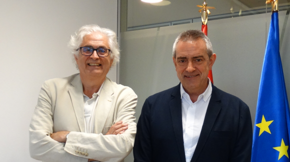 Imagen del director general de Esergui, Aitor Egurrola, y el presidente de COFIDES, José Luis Curbelo, durante la firma del acuerdo