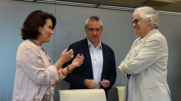 Imagen de la directora financiera de Esergui, Mónica Arzubialde, el director general de Esergui, Aitor Egurrola, y el presidente de COFIDES, José Luis Curbelo, durante la firma del acuerdo