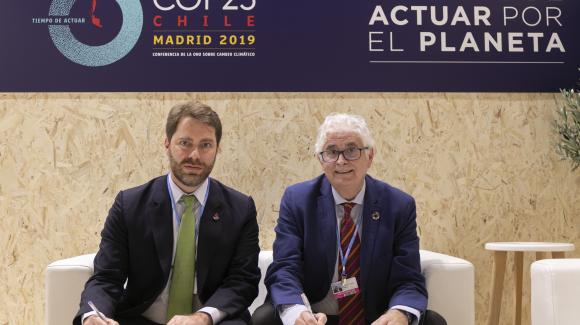 Image of Sergio Gusmão and José Luis Curbelo (right) during the signing of the agreement