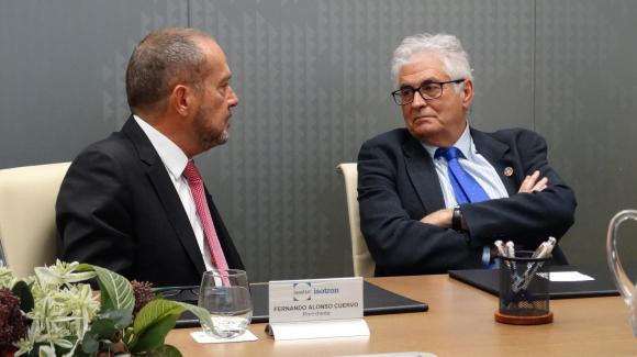 Imagen de Fernando Alonso, presidente de Isotrón, y José Luis Curbelo, presidente de COFIDES, durante el acuerdo
