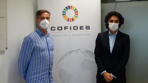 Image of Inspiralia's Financial Director, Alfredo Sánchez, and COFIDES' director-general, Rodrigo Madrazo (right).