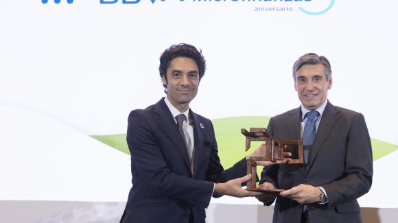 El director general de COFIDES, Rodrigo Madrazo, entrega el premio a Javier Flores, CEO de Microfinanzas BBVA