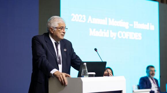 Imagen del presidente de COFIDES, José Luis Curbelo, en su discurso de aceptación de la designación de COFIDES como sede de la reunión anual de 2023