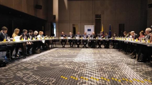 Imagen de una de las reuniones del encuentro entre miembros de la Comisión Europea, Estados Miembros, EDFIs y el Gobierno de Colombia