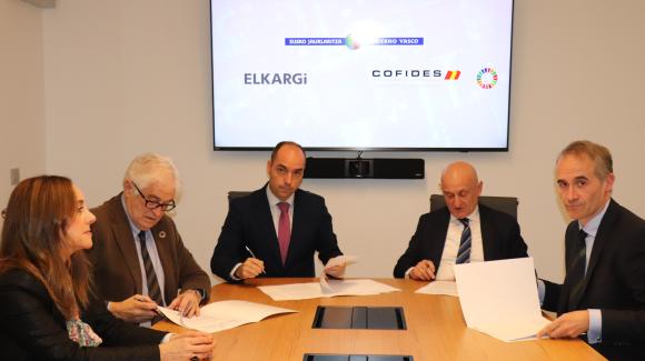 Imagen de la firma del acuerdo entre el Instituto Vasco de Finanzas (IVF), COFIDES, Elkargi SGR y BasqueTrade & Investment (BT&I). 