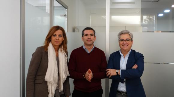 Image of the formalisation of the operations. From left to right: Ana Cebrián, COFIDES Head of Internationalisation; Juan Pablo Nebrera, CEO of Brooklyn Fitboxing; and Miguel Ángel Ladero, COFIDES Chief Investments Officer. 