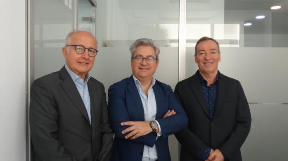 Image of the formalisation of the project. From left to right: Ángel Carrancio, director-general of Deltacomgroup; Miguel Ángel Ladero, Corporate Investment Director of COFIDES; and Antonio Peinado, CEO of Deltacomgroup. 