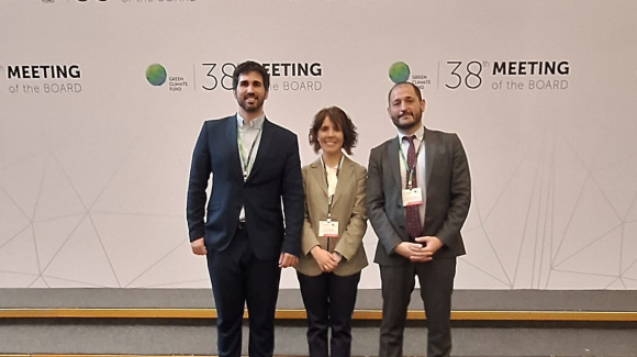 Image of the COFIDES representatives who participated in the meeting of the Board of Directors of the Green Climate Fund. From left to right: Carlos Martín, manager; Nuria Rodríguez, head of unit; and José Carlos Villena, head of Partnerships for Development. 