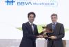 El director general de COFIDES, Rodrigo Madrazo, entrega el premio a Javier Flores, CEO de Microfinanzas BBVA